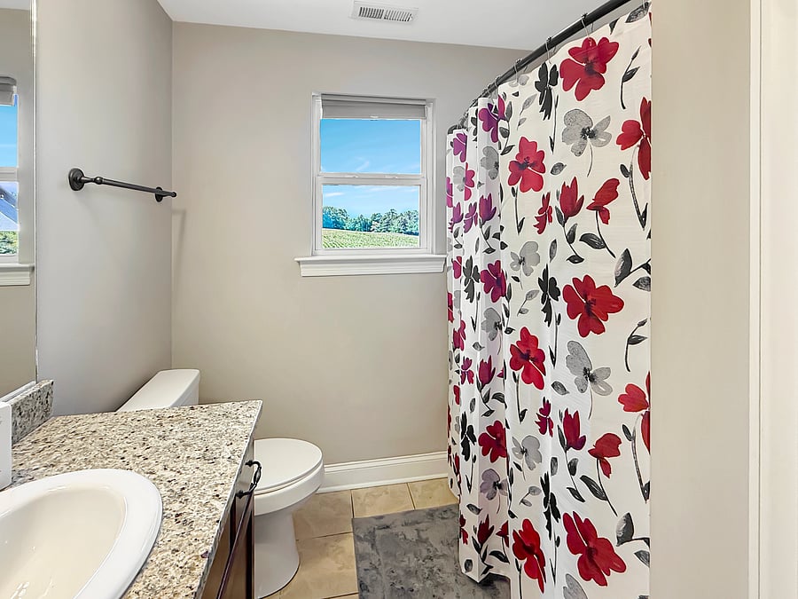 Full bedroom located in hallway next to primary bedroom