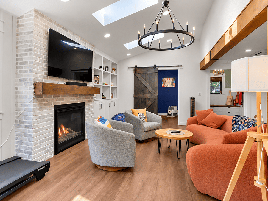 Living Room with fireplace