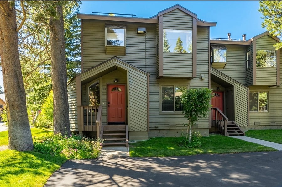 Front entry - corner unit with only one shared wall
