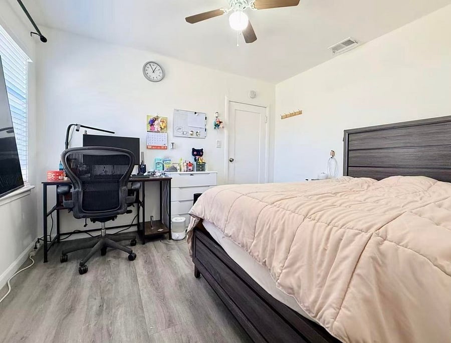 available now 2: Room with a queen-size bed - $50/night, $320/week, $1,300/month; shared bathroom/restroom (if both rooms are rented together, they come with a private bathroom/restroom).