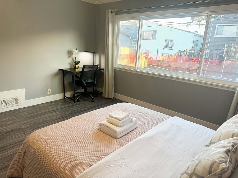 Room 2: Spacious room with a desk by the window