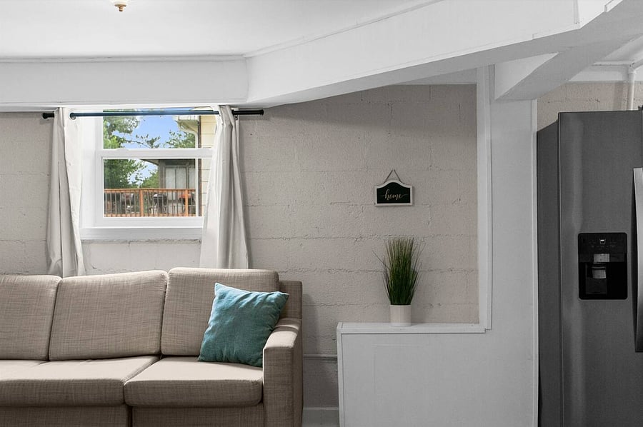 Designed for both relaxation and flexibility, the living room features a Smart TV and a queen sofa bed-ideal for hosting additional guests with ease.