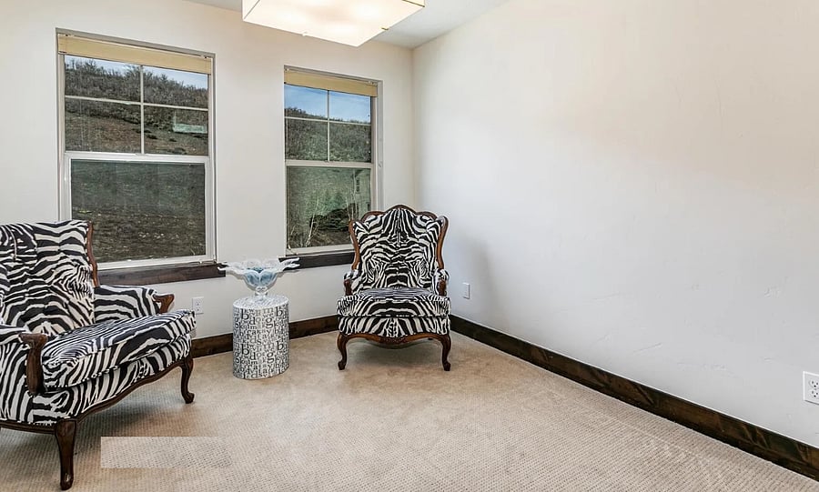 2F bedroom can be also used as an office. Facing open space and has great privacy.