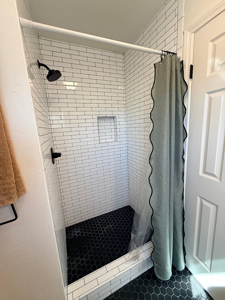 Fully tiled shower inside the en-suite bathroom attached to the room for rent.