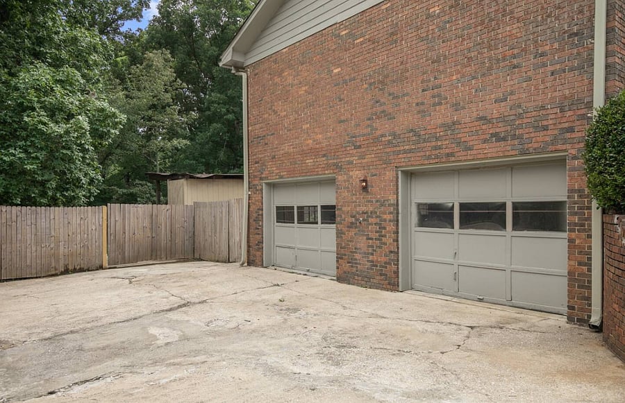 There's plenty of space to park, with a wide driveway and generous area out front that makes arrivals and unloading easy-especially for larger groups traveling with multiple vehicles.