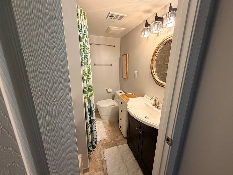 Master Bathroom w/ deep soaking tub.