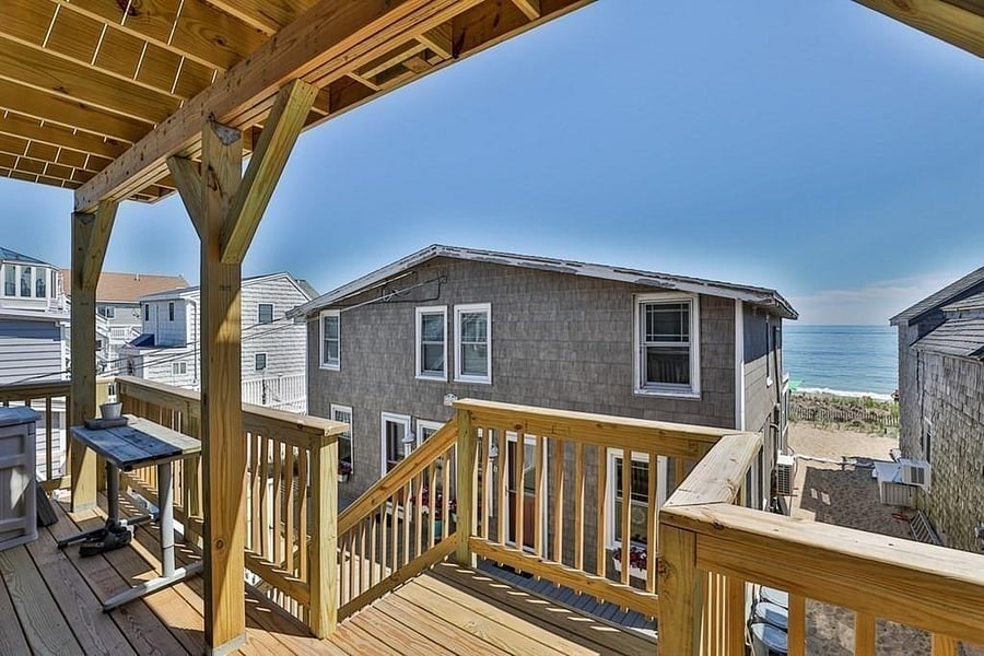 2nd floor deck facing the ocean