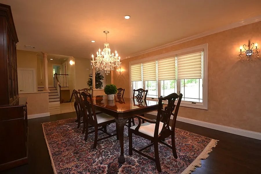 Formal dining room w/seats for 10