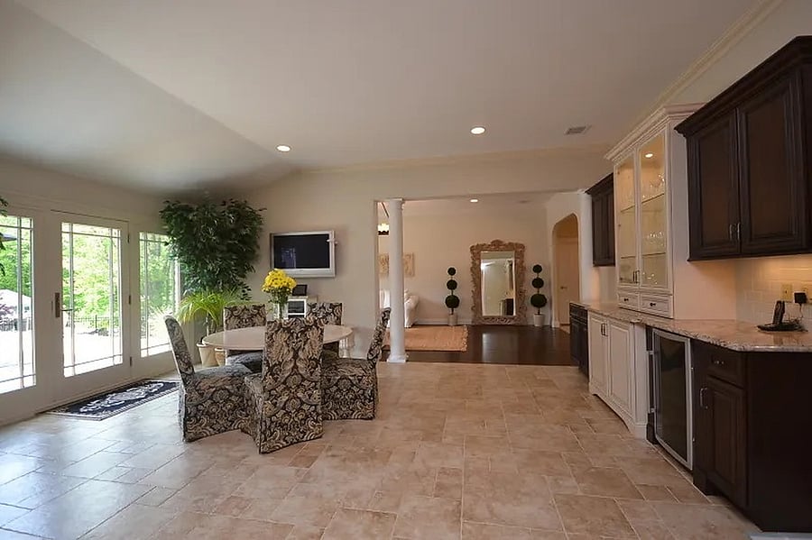 Kitchen table w/TV wall
