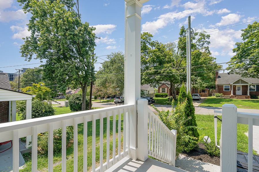 Welcome to our spacious home close to Wedgewood Houston, complete with a private garage, 2 covered balconies and a fenced-in backyard!