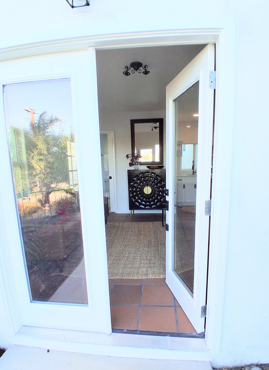 Opens into the livingroom