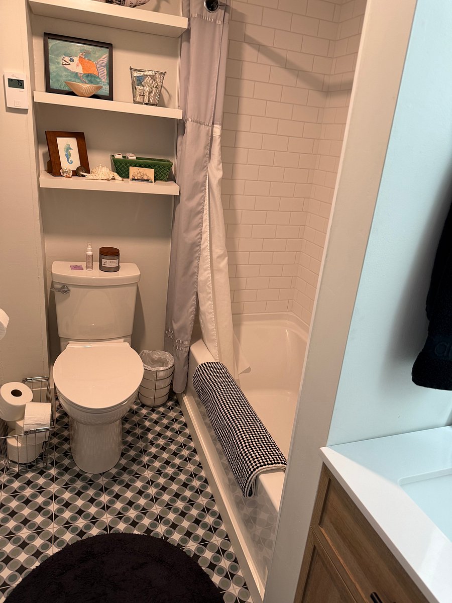 Second floor full bathroom