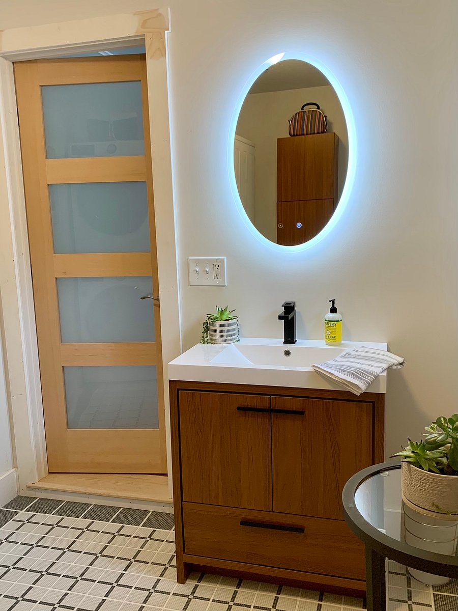 First floor-1/2 bath, laundry room