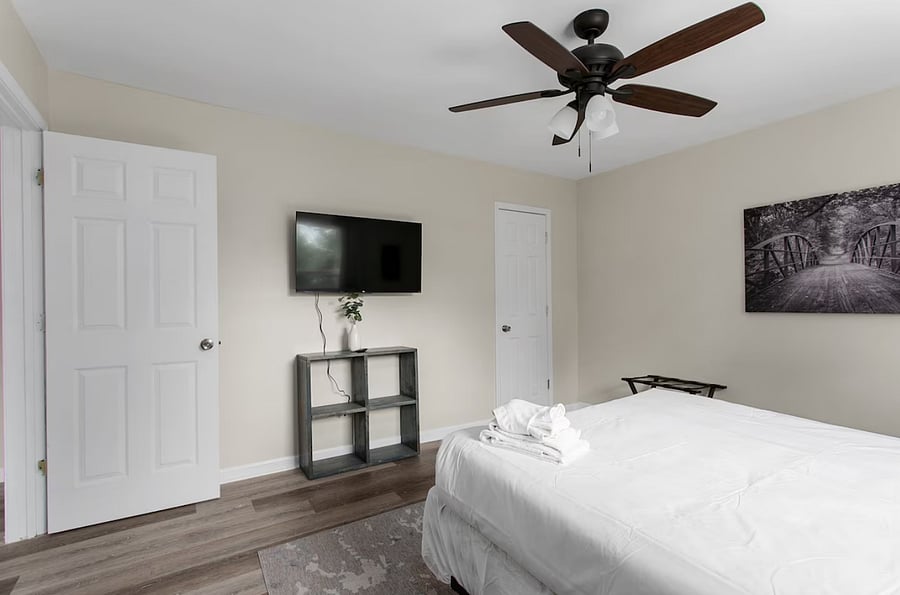 Settle into a plush queen bed and enjoy a peaceful space that makes it easy to recharge and feel at home. Watch all your favorites on the Smart TV