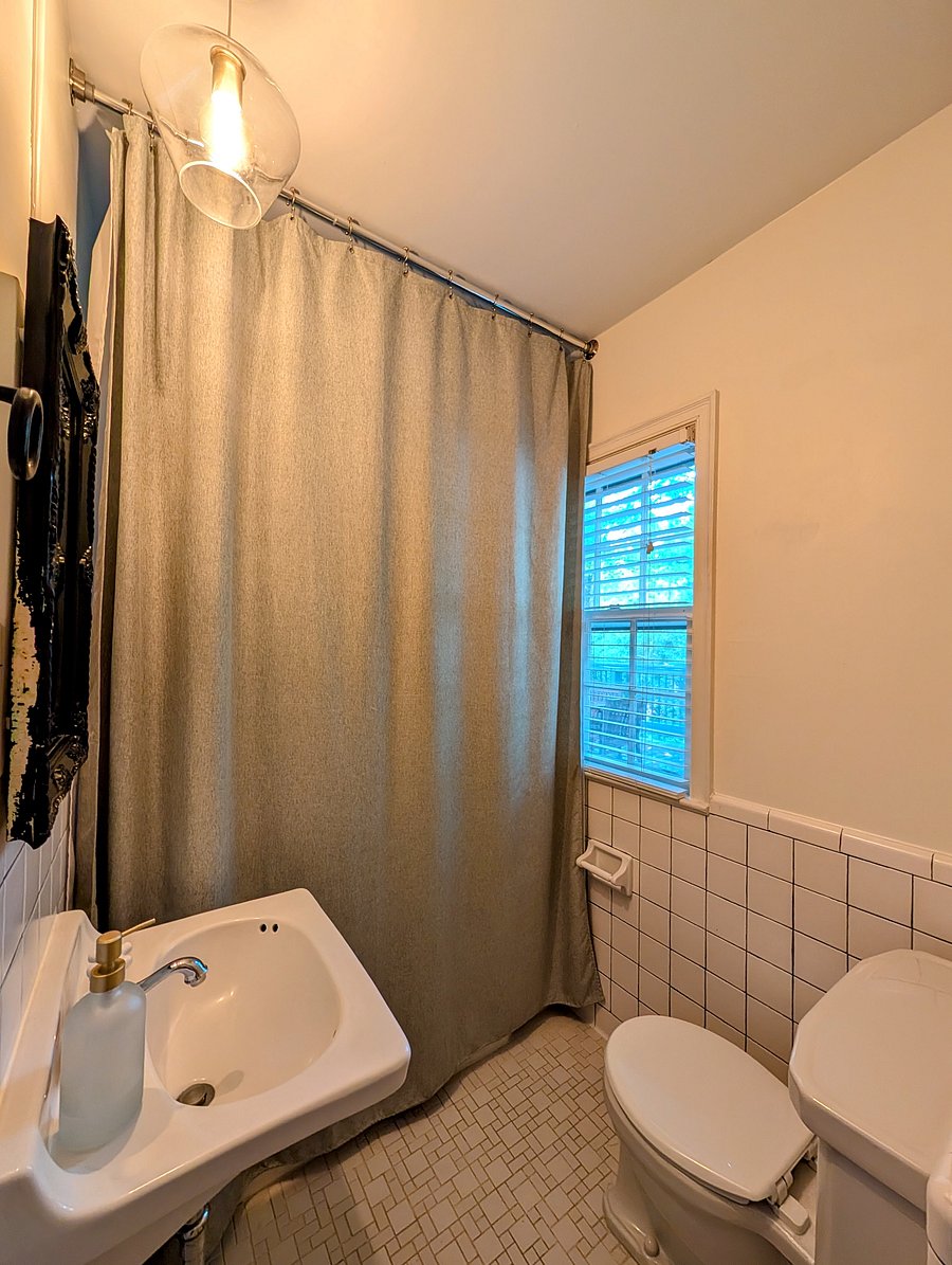 Main level bathroom with full tub/ shower.