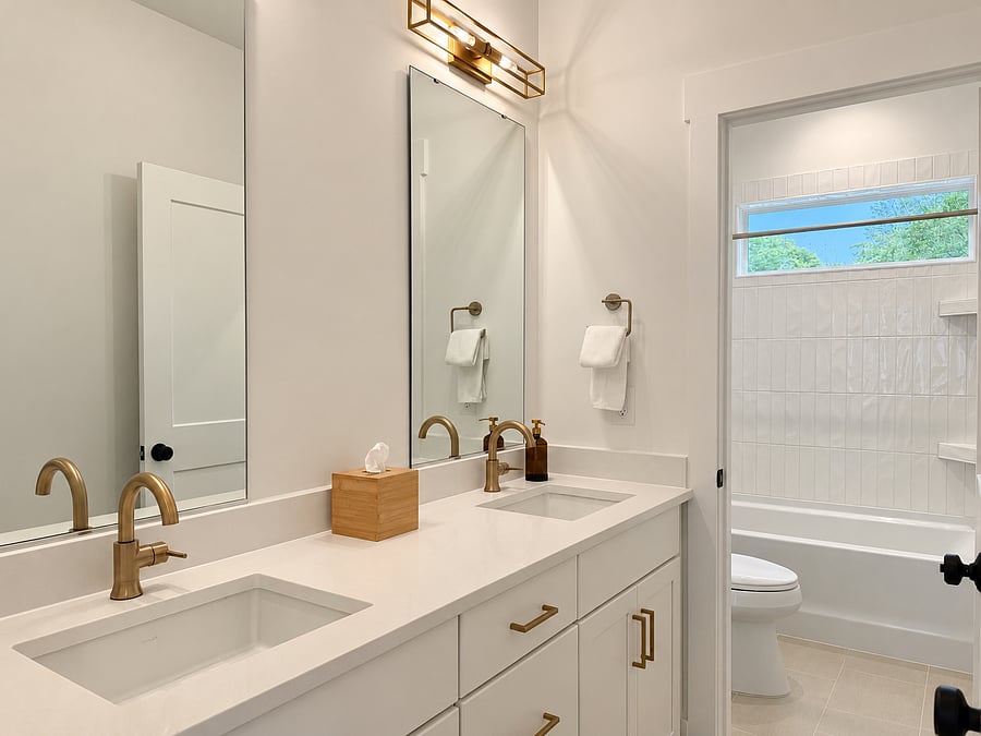 Full secondary bathroom with dual sinks and tub/shower