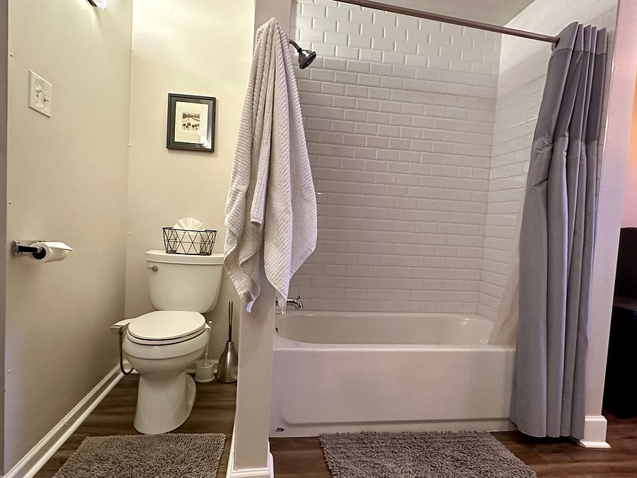 Primary bedroom en-suite full bath