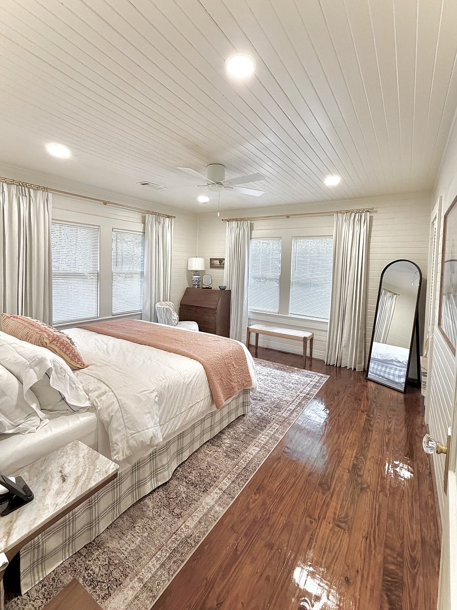 Bedroom 1 - King bed