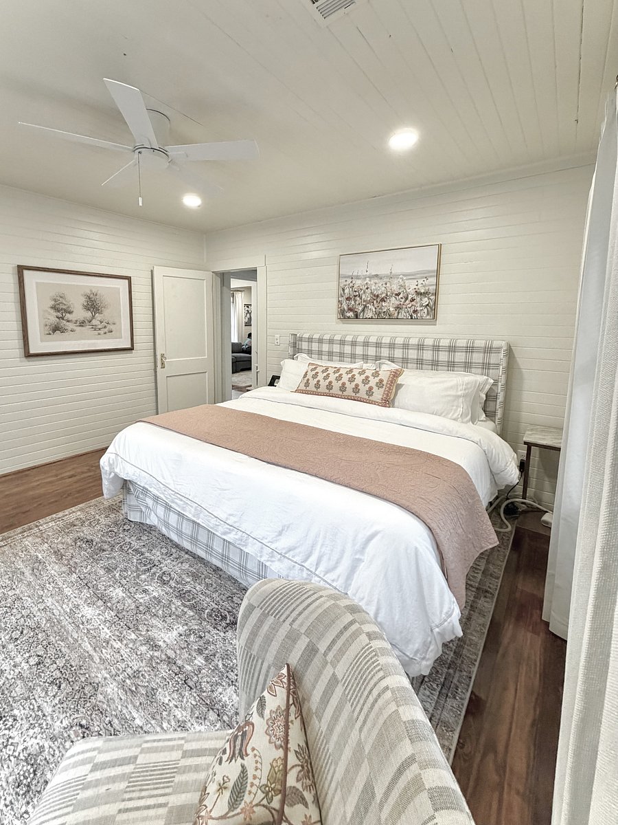 Bedroom 1 - King bed