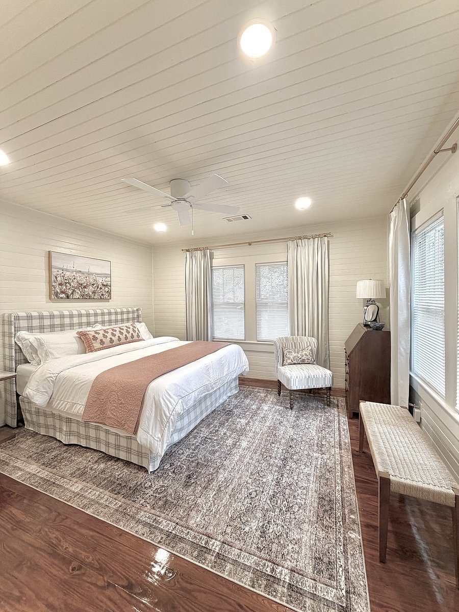 Bedroom 1 - King bed