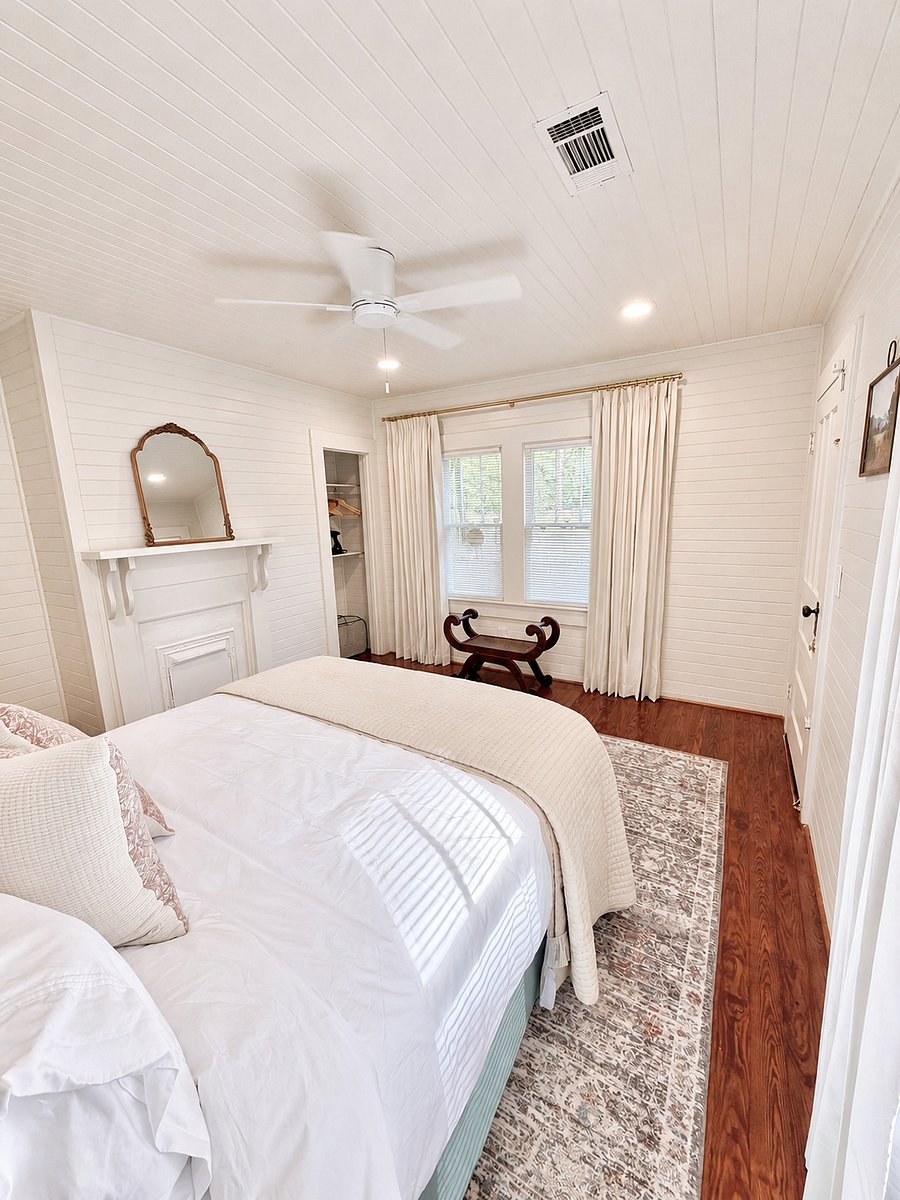 Bedroom 2 - Queen bed