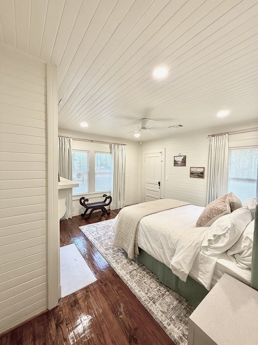 Bedroom 2 - Queen bed