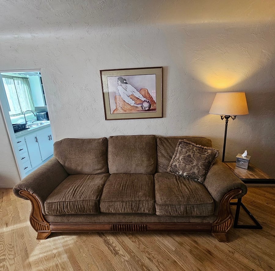 Comfy feel good livingroom right between the bedrooms and the kitchen.