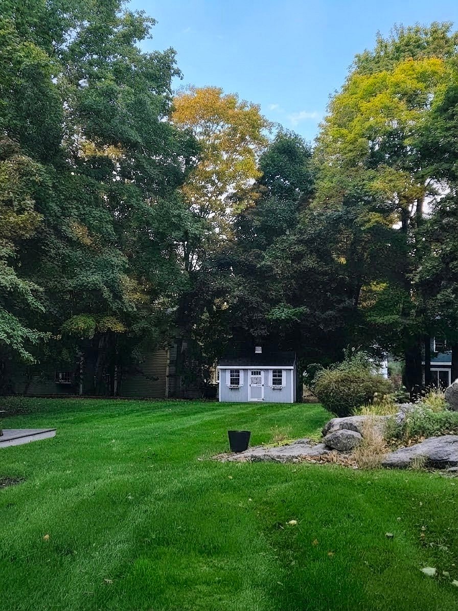 1/4 acre backyard, with golf putting green, deck and irrigation system for lush grass year round.