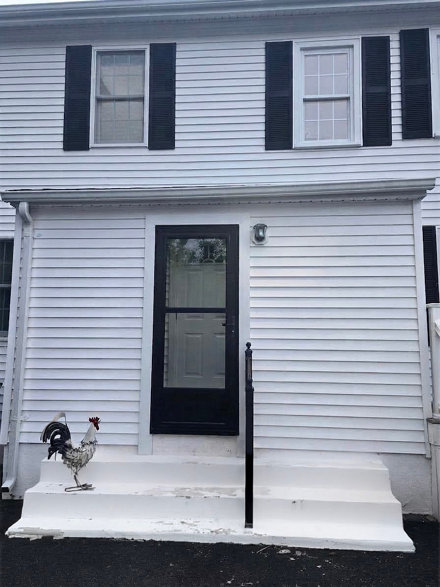 Private Entrance off of driveway to access the 2nd floor apartment