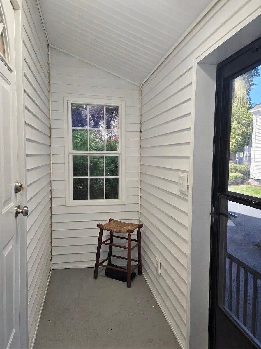 Useful entry way that can be used for storage on either side of front door e.g. bike, coats, boots.