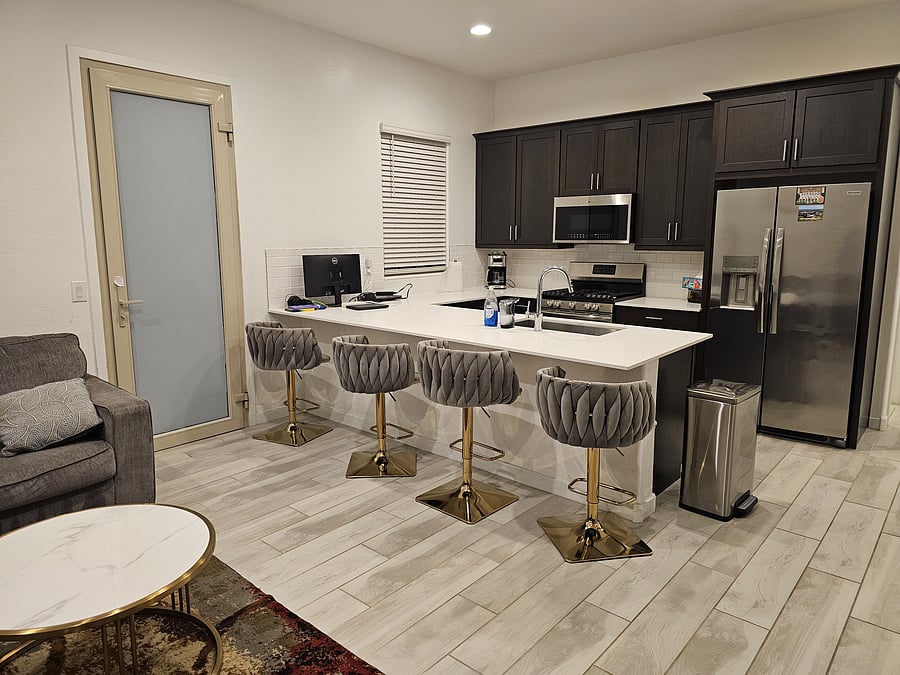 Fully furnished beautiful kitchen with dishwasher/microwave/airfry