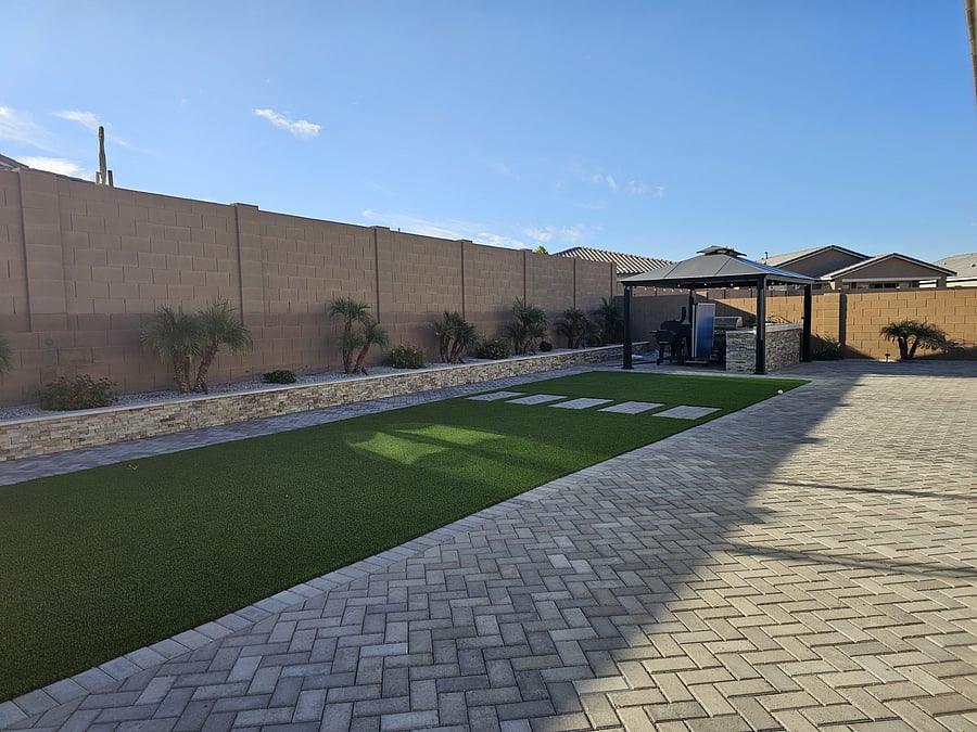 Beautiful backyard with access to gas and charcoal grill