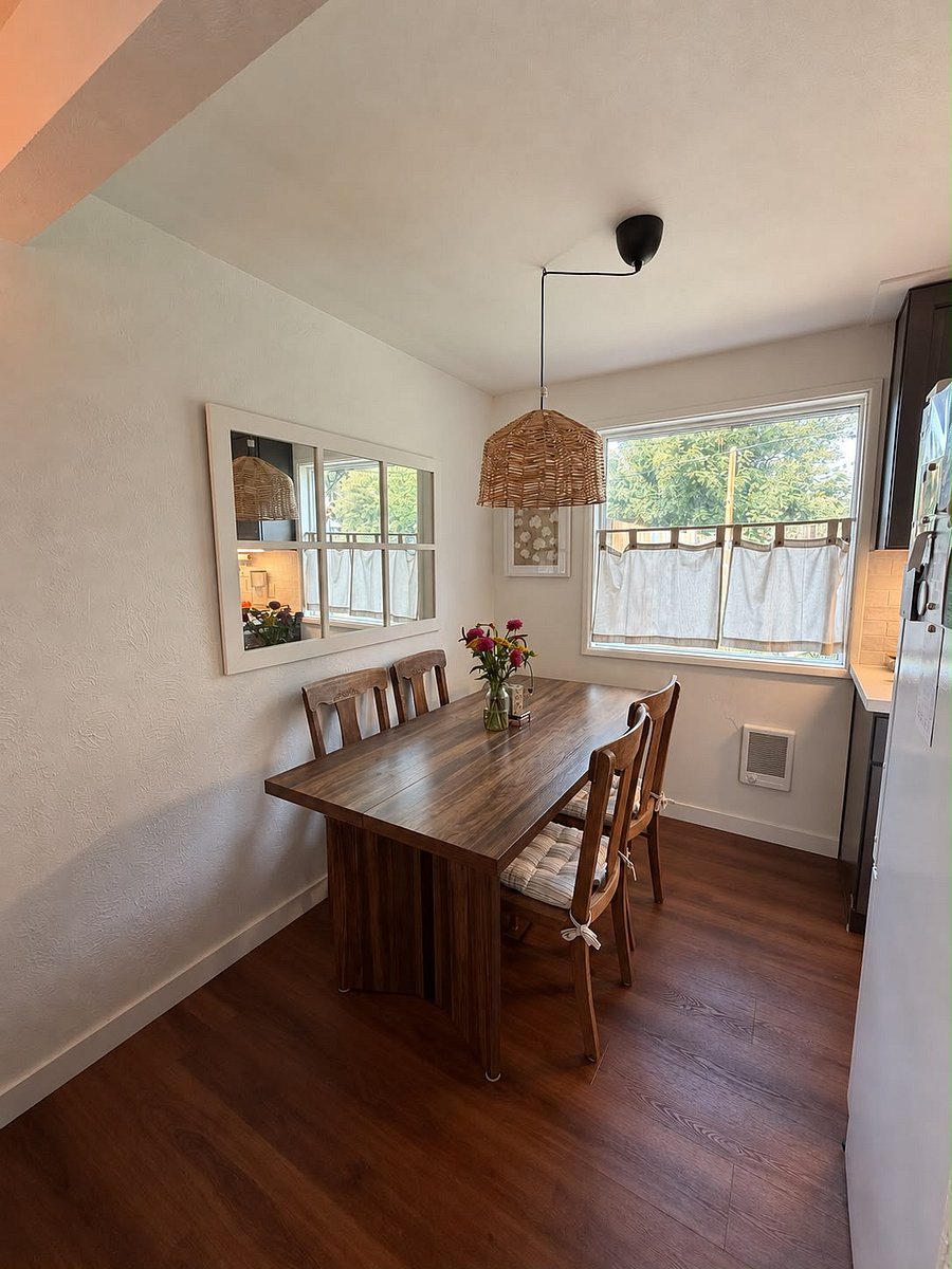 Dinning nook, window to back yard