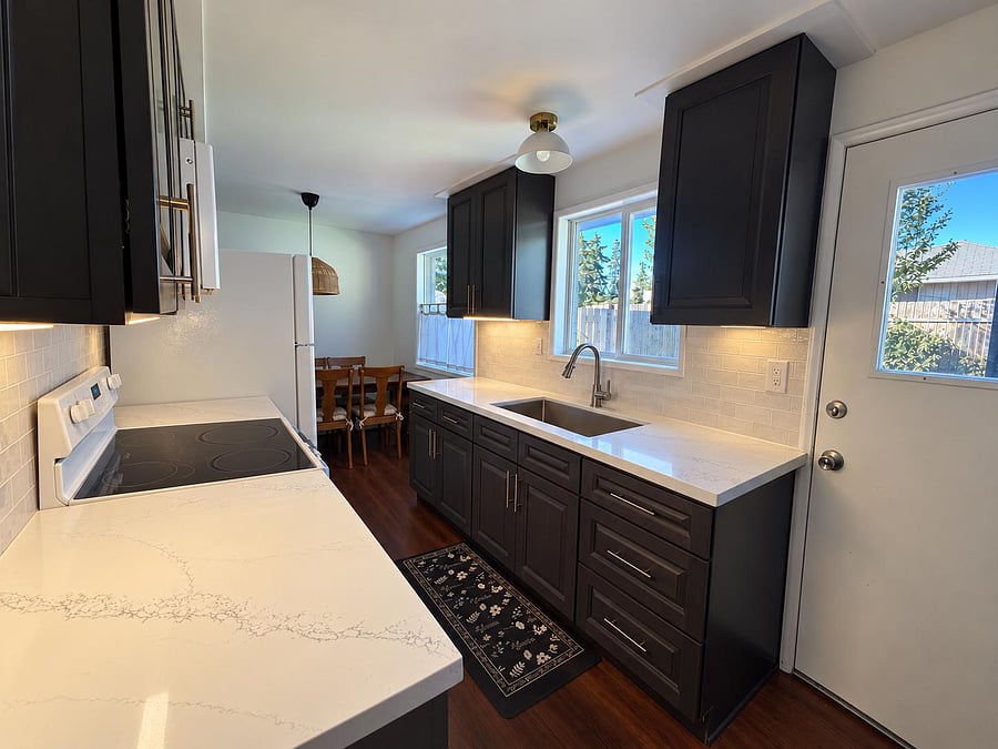 full kitchen, deep sink, microwave above stove