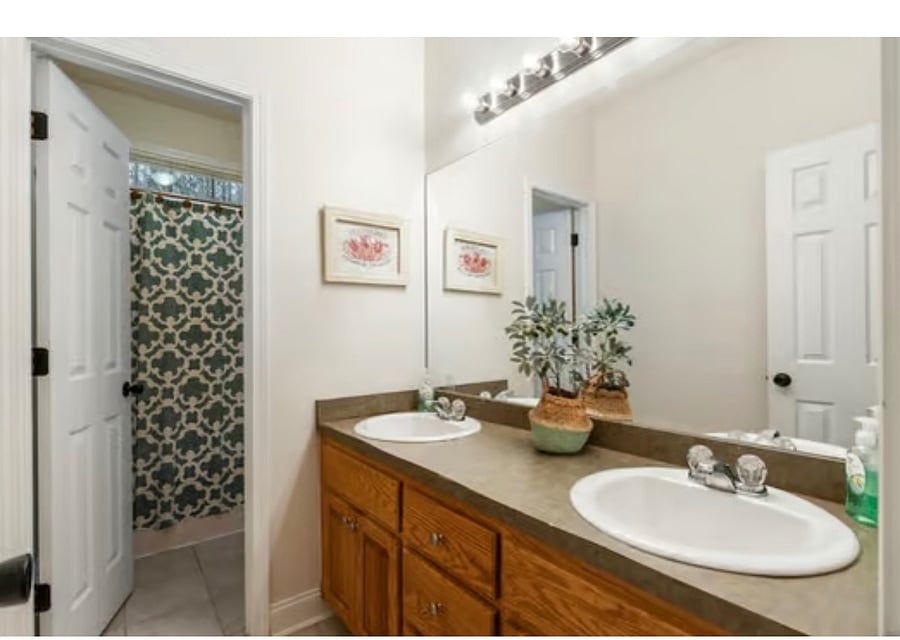 Hall bathroom that the 2 bedrooms share.