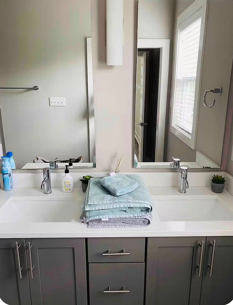 Full bathroom with linens