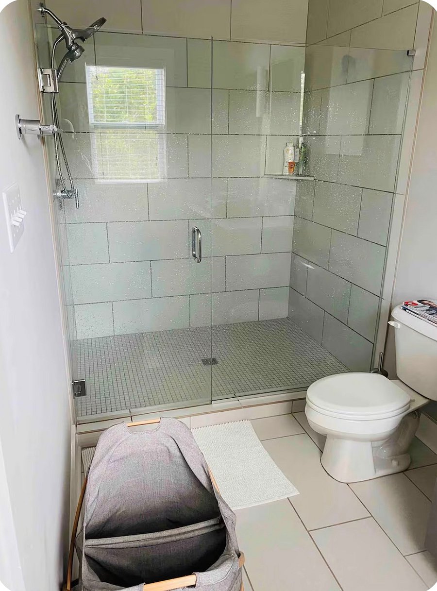 Full Bathroom 1