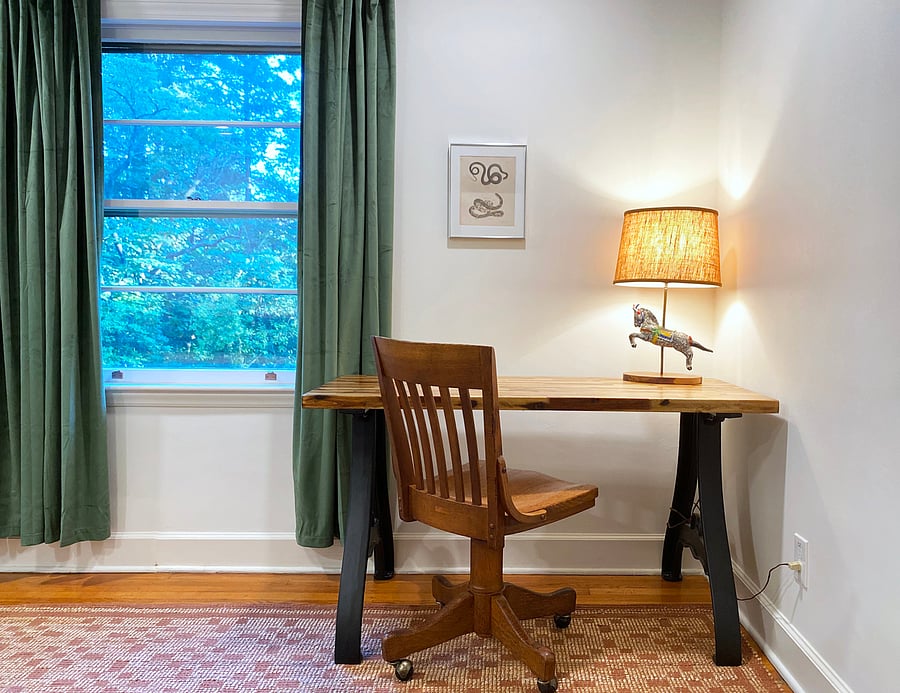 Desk / work area with 1G high speed fiber internet.