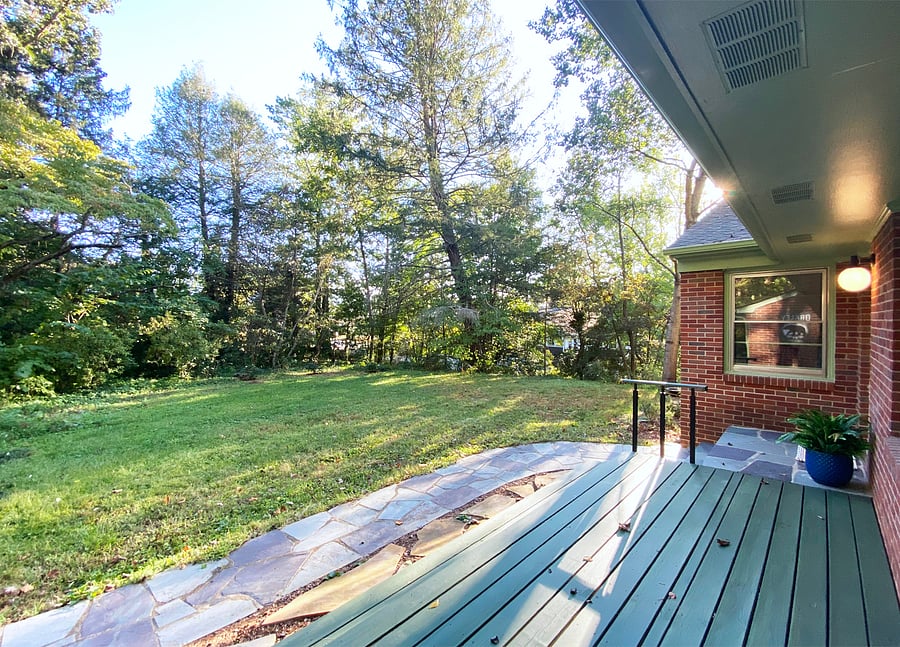 Large fully fenced front yard.