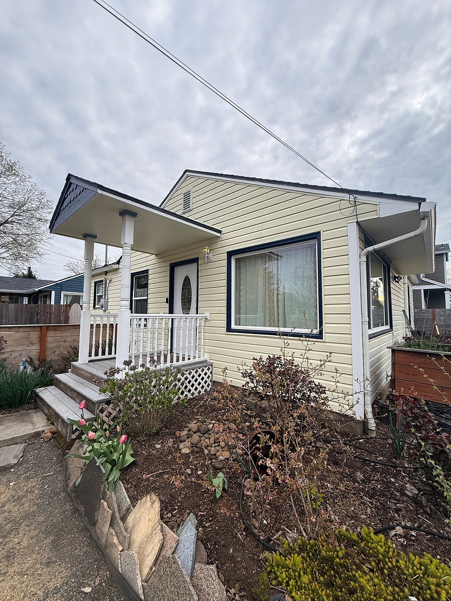 Front of the home, other view.