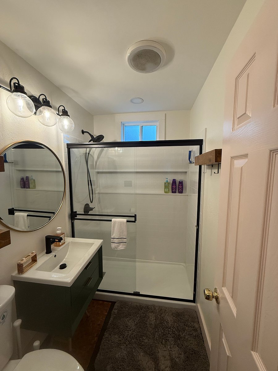 Bathroom, other view.