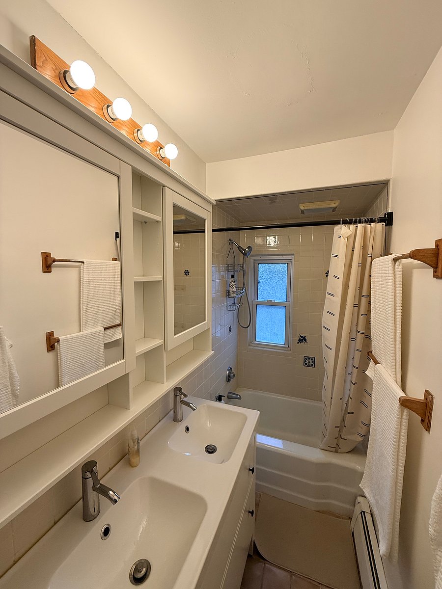 Full bathroom on 2nd level