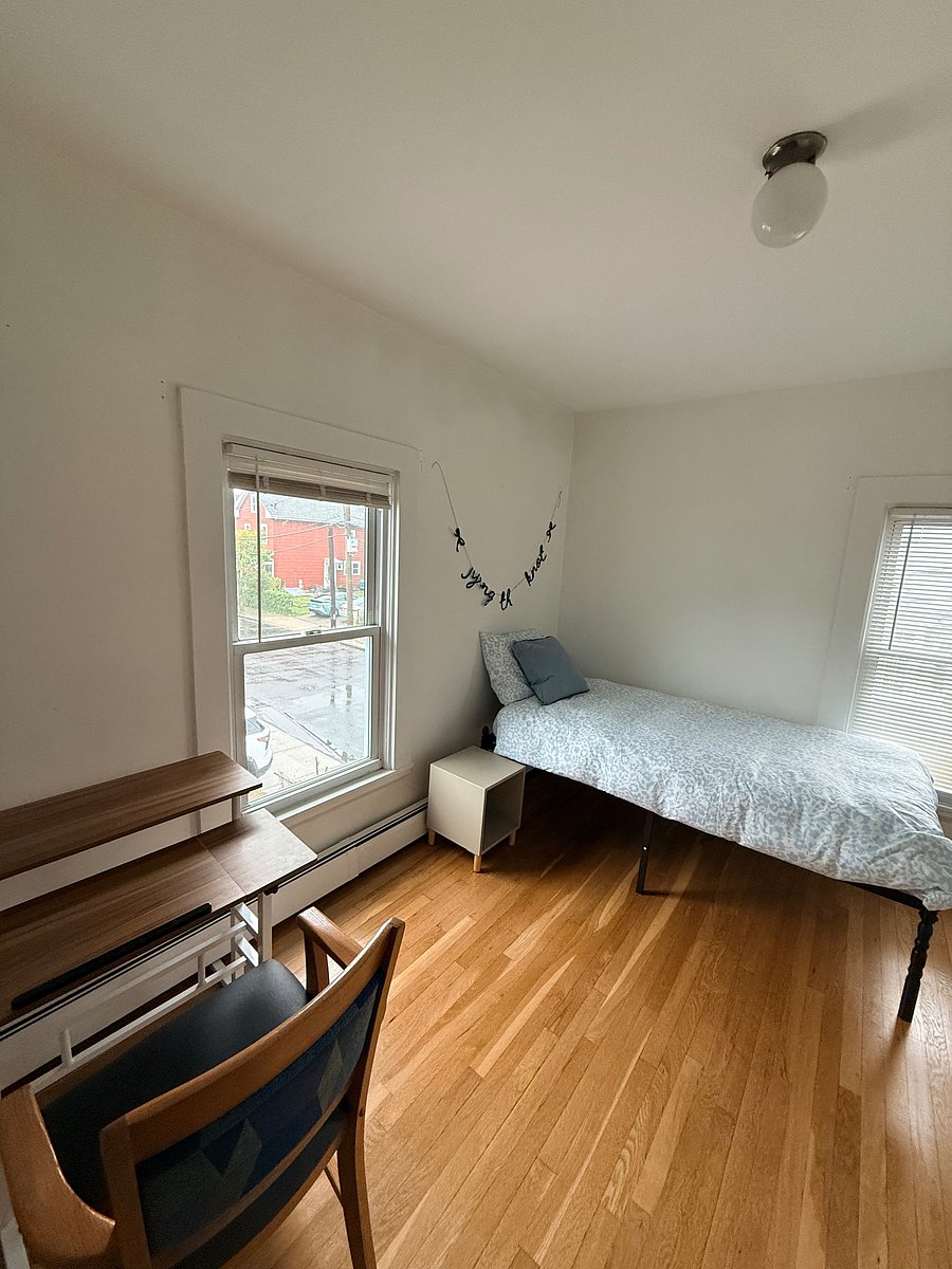 2nd bedroom with home-office area