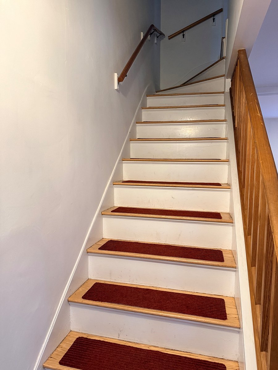 stairs to 2nd level