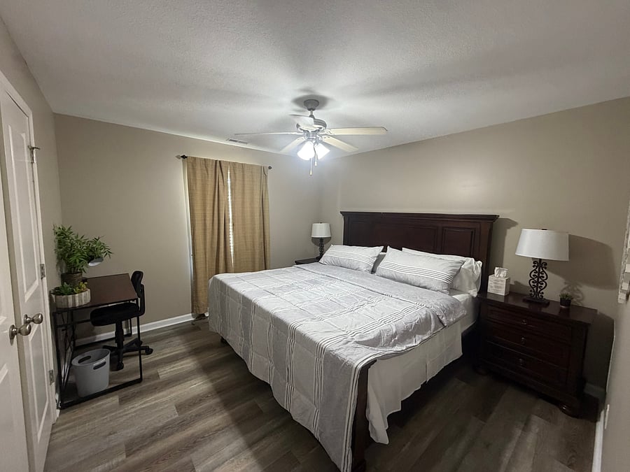 Bedroom 2: King size bed