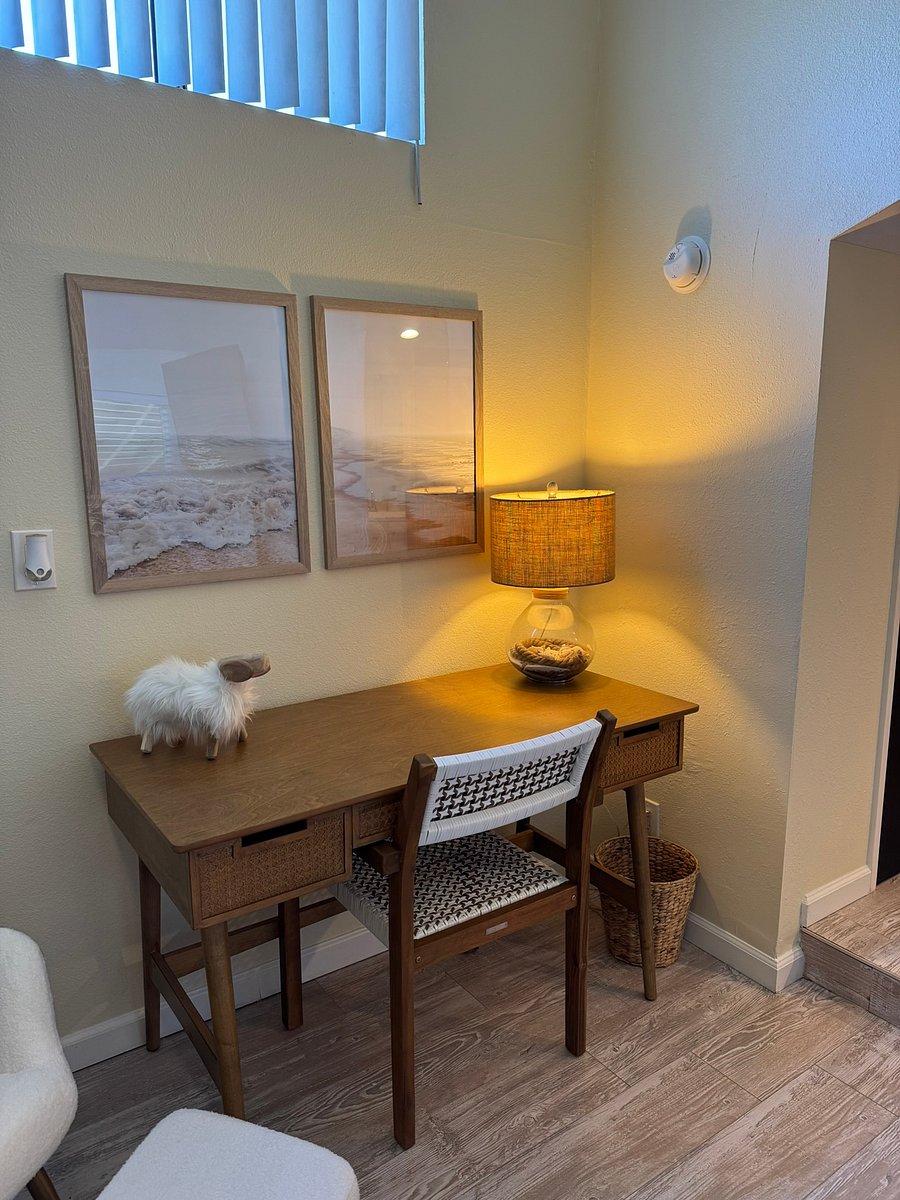 Bonus Loft Desk, great work from home option!