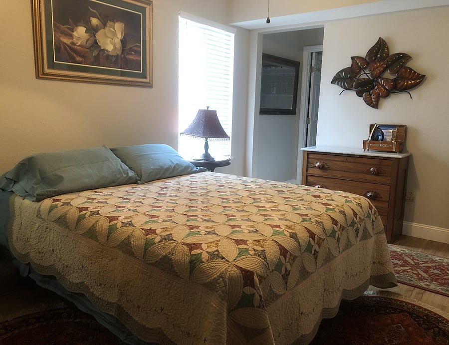 QUEEN- PRIMARY IN-SUITE
LUXUARY HOTEL SHEETING,
QUAINT COUNTRY QUILT,
WARM LIGHTING,
AND 55" SMART TV.