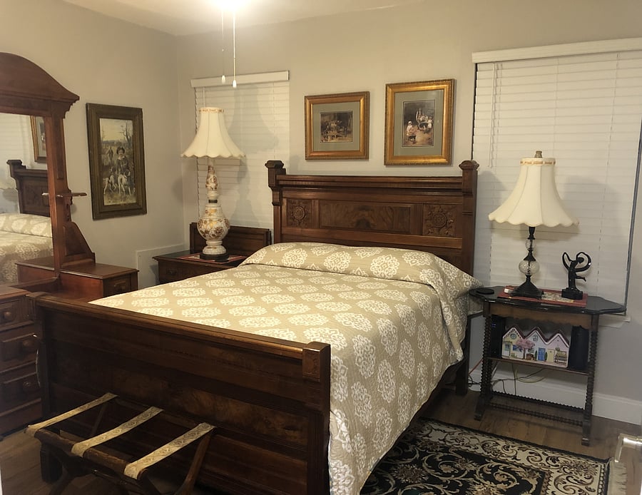 BOLD BEAUTY FULL (DOUBLE) BED, LUXUARY HOTEL SHEETING, LUGGAGE RACK, VINTAGE AND ANTIQUE ART.