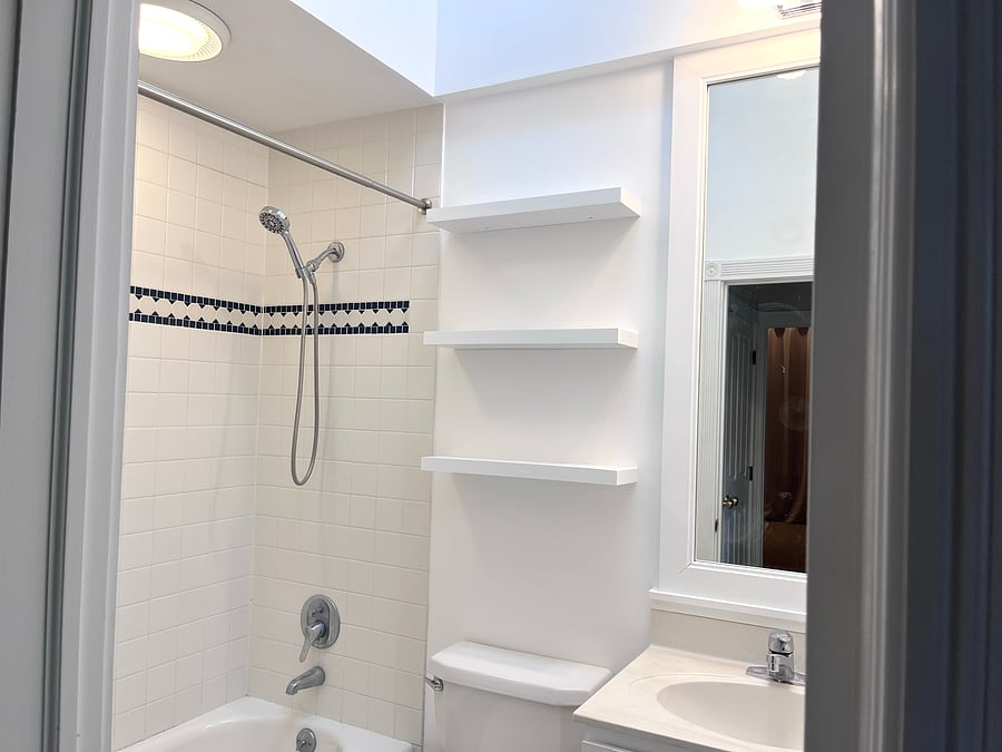 2nd Primary bedroom's dedicated bathroom with tub & shower