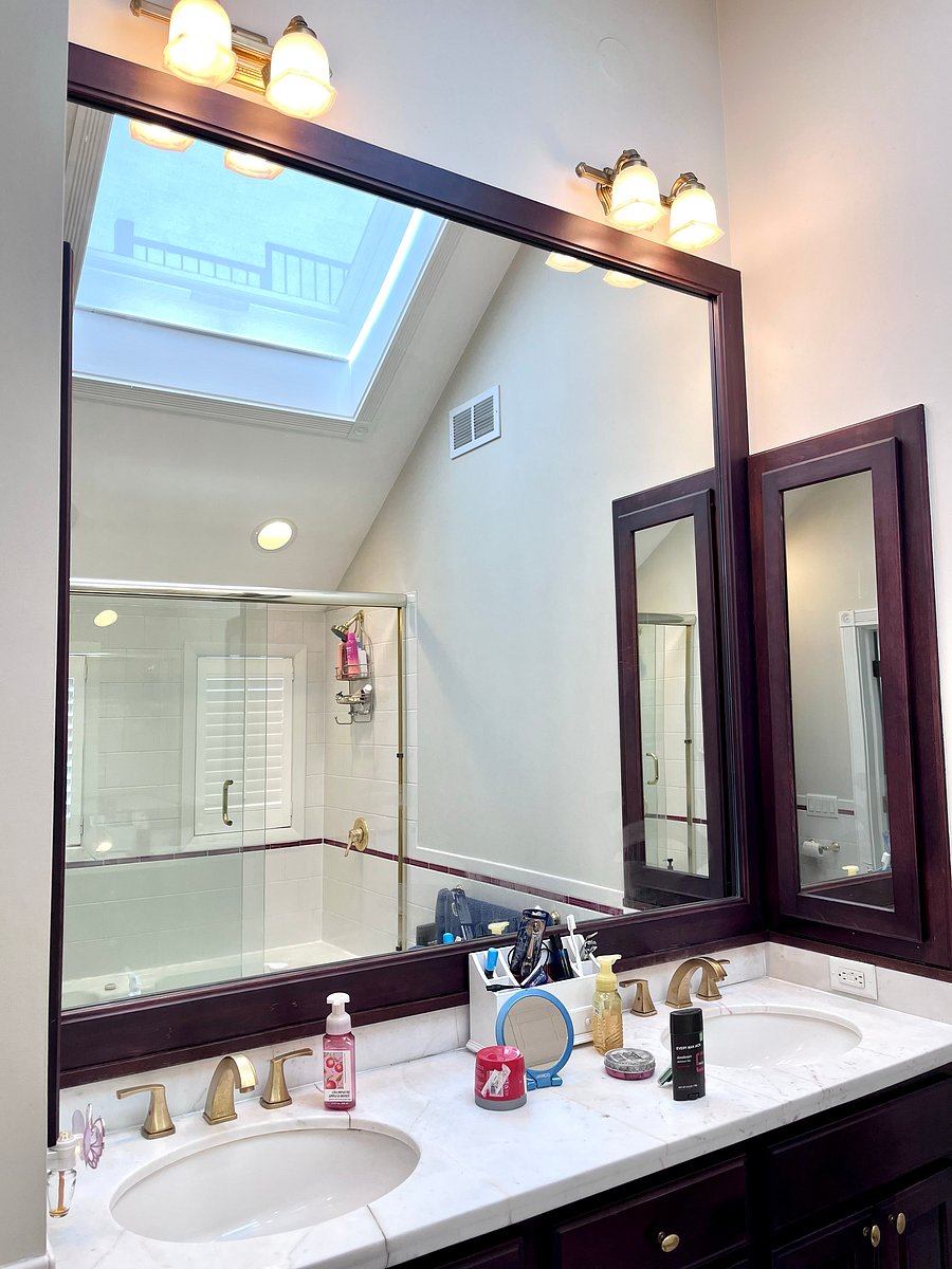 Primary bedroom's en-suite bathroom (includes tub & shower)
